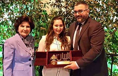 2015 Nov 24 AGBU Tarouhy-Hovagimian student Lucy Tabakian receiving-Albayan Award